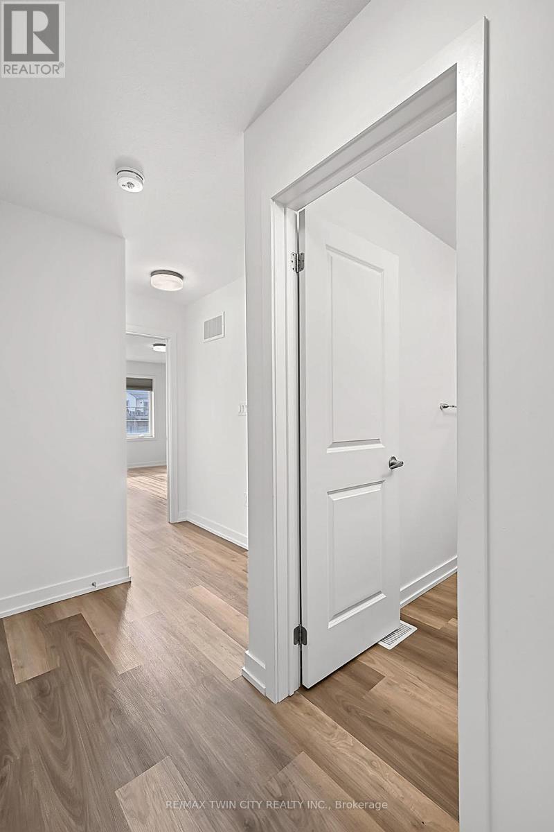 12 - 205 West Oak Trail, Kitchener, Ontario  N2R 0R9 - Photo 21 - X12607384