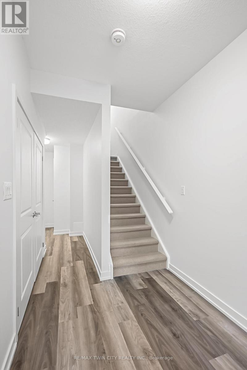 12 - 205 West Oak Trail, Kitchener, Ontario  N2R 0R9 - Photo 7 - X12607384