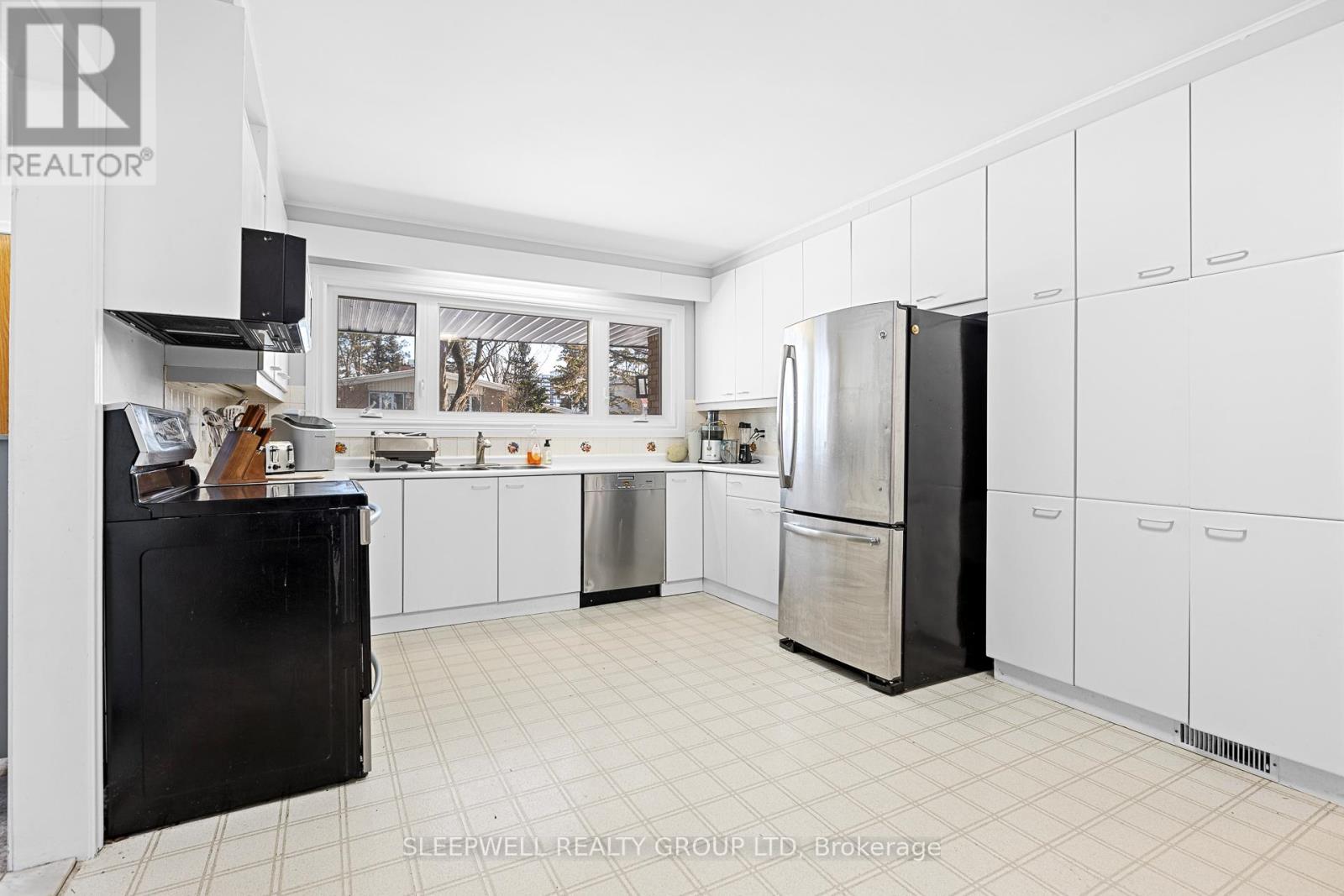 1874 Rideau Garden Drive, Ottawa, Ontario  K1S 1G6 - Photo 5 - X12607430