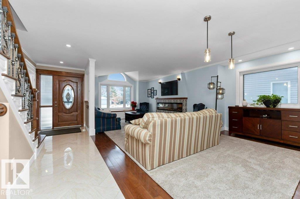 912 110a St Nw Nw, Edmonton, Alberta  T6J 6N2 - Photo 3 - E4467616