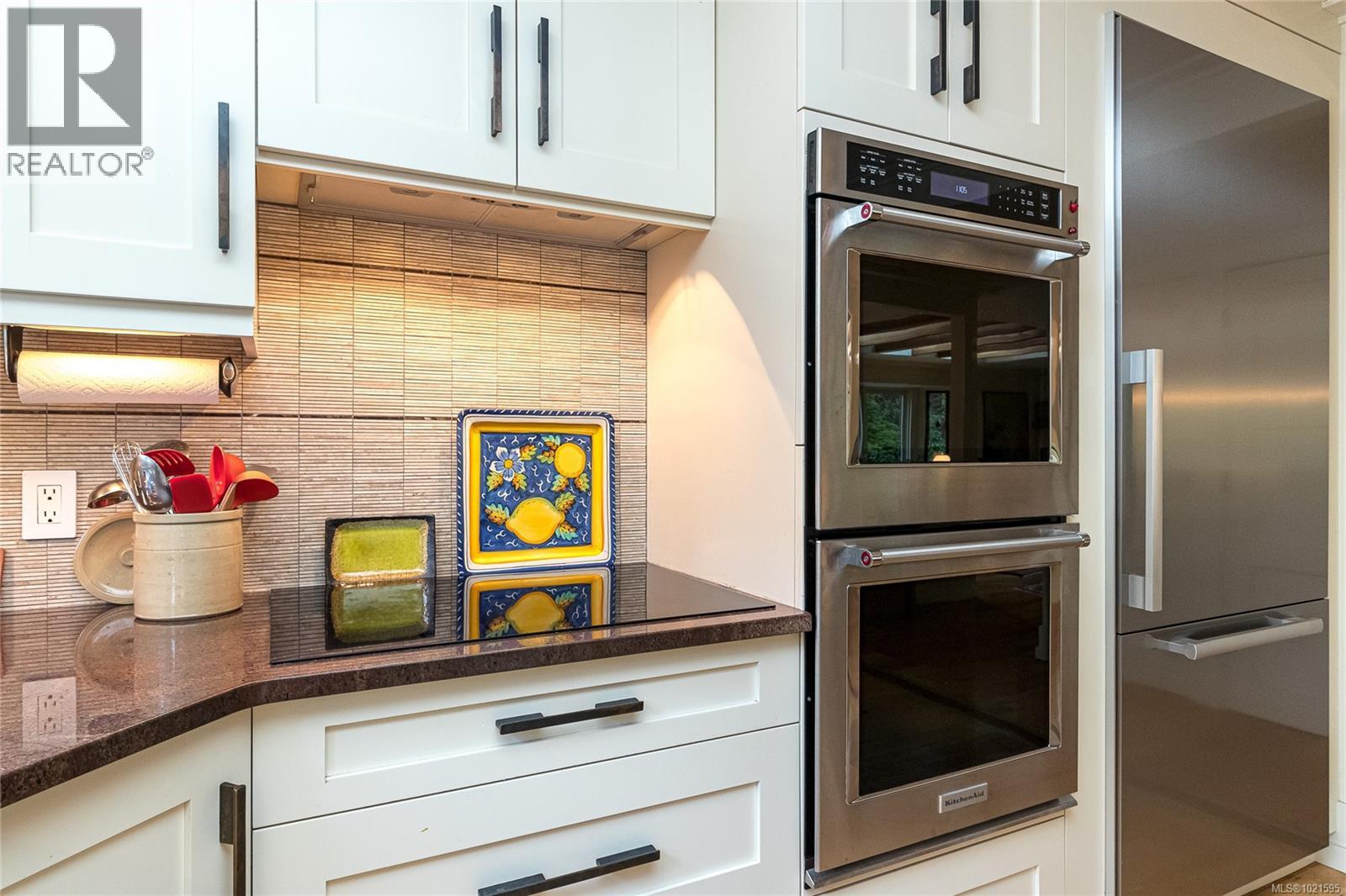 3955 Burchett Pl, Saanich, British Columbia V8N 6C2 - Photo 12 - 1021595