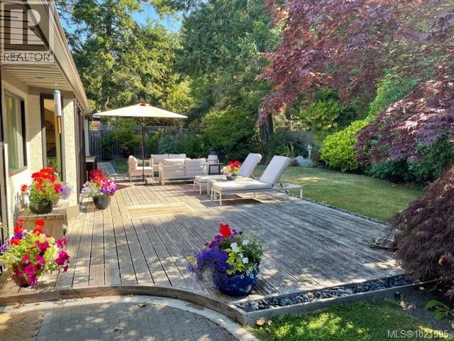 3955 Burchett Pl, Saanich, British Columbia V8N 6C2 - Photo 32 - 1021595