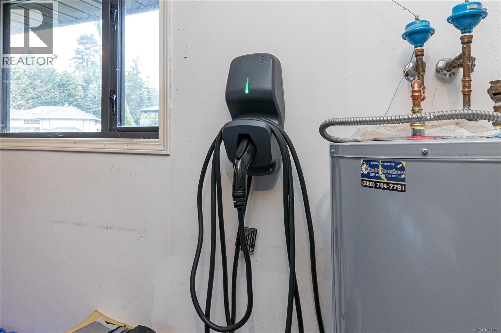 3955 Burchett Pl, Saanich, British Columbia V8N 6C2 - Photo 35 - 1021595