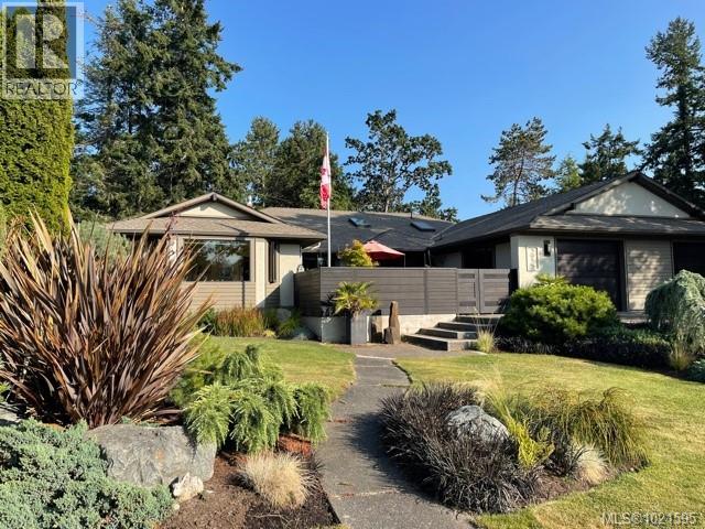 3955 Burchett Pl, Saanich, British Columbia V8N 6C2 - Photo 37 - 1021595