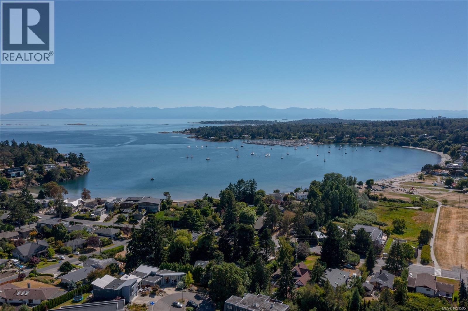 3955 Burchett Pl, Saanich, British Columbia V8N 6C2 - Photo 38 - 1021595