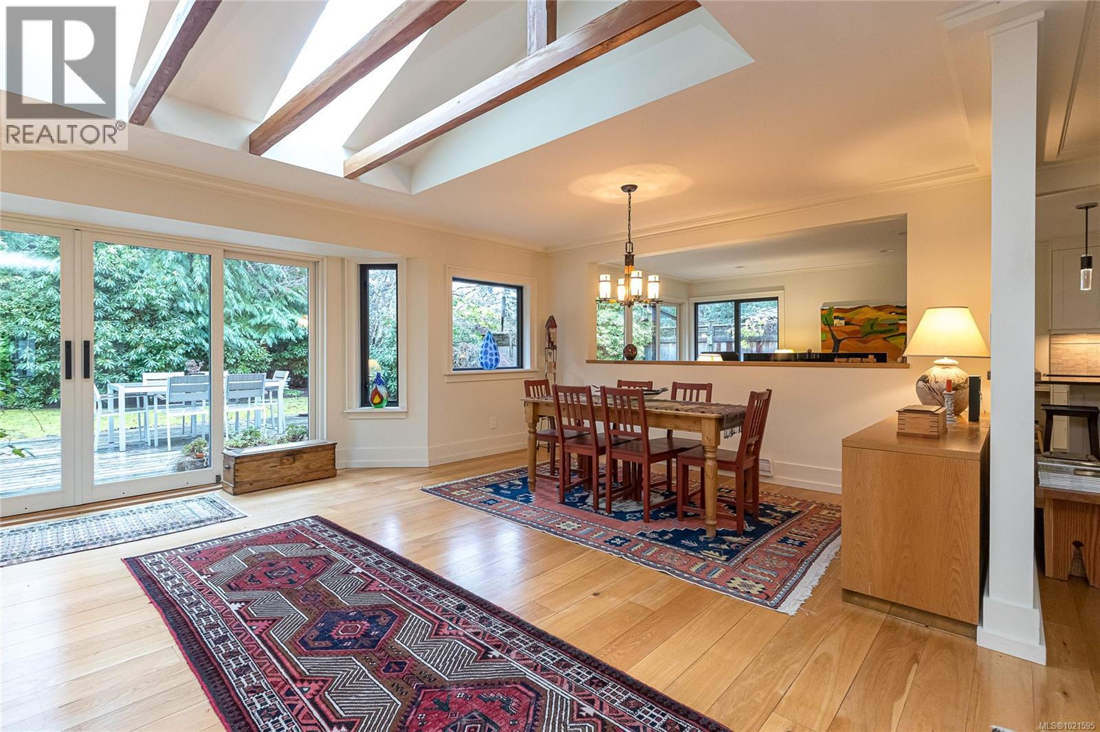 3955 Burchett Pl, Saanich, British Columbia V8N 6C2 - Photo 8 - 1021595