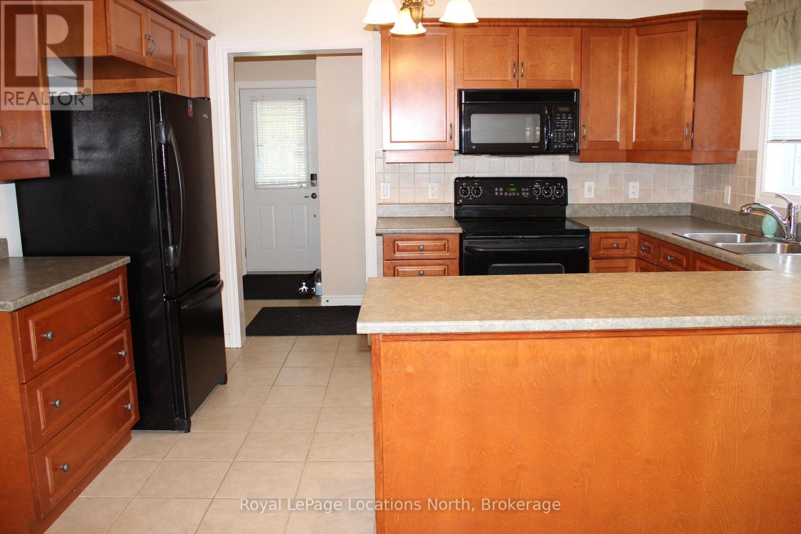 9 Pennsylvania Avenue, Wasaga Beach, Ontario  L9Z 3A8 - Photo 7 - S12240745