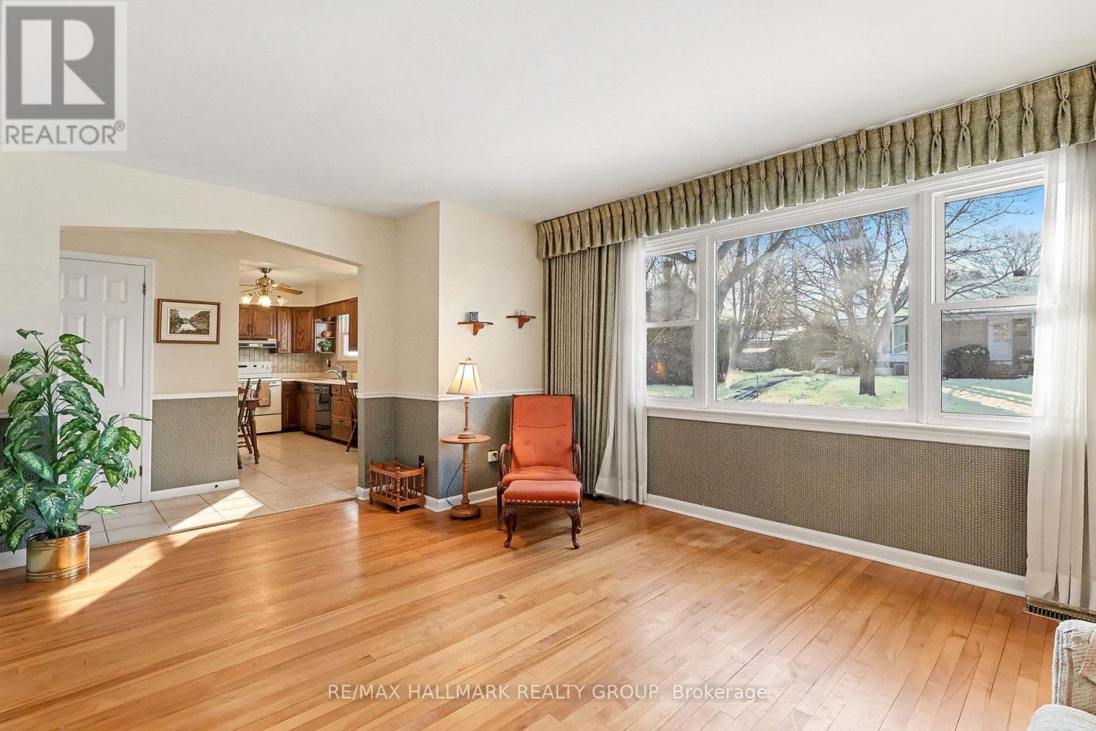 2023 Vincent Street, Ottawa, Ontario  K1G 2M8 - Photo 8 - X12421966