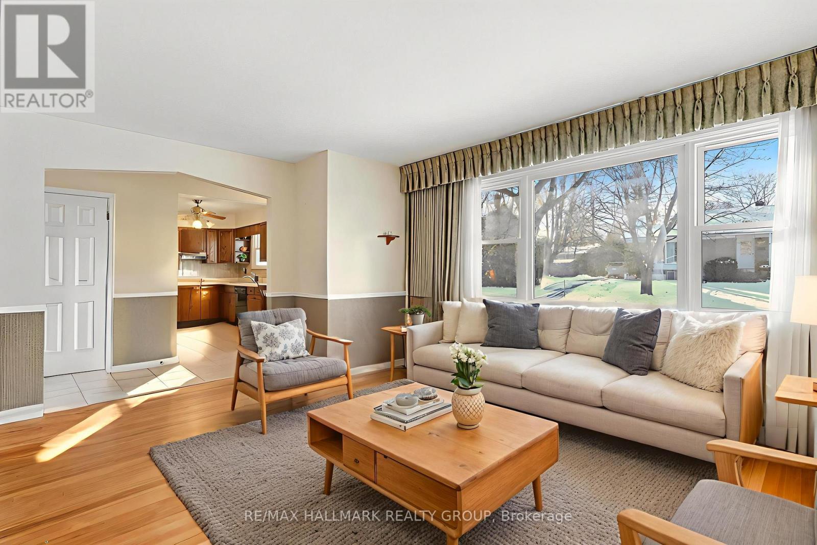 2023 Vincent Street, Ottawa, Ontario  K1G 2M8 - Photo 4 - X12421966