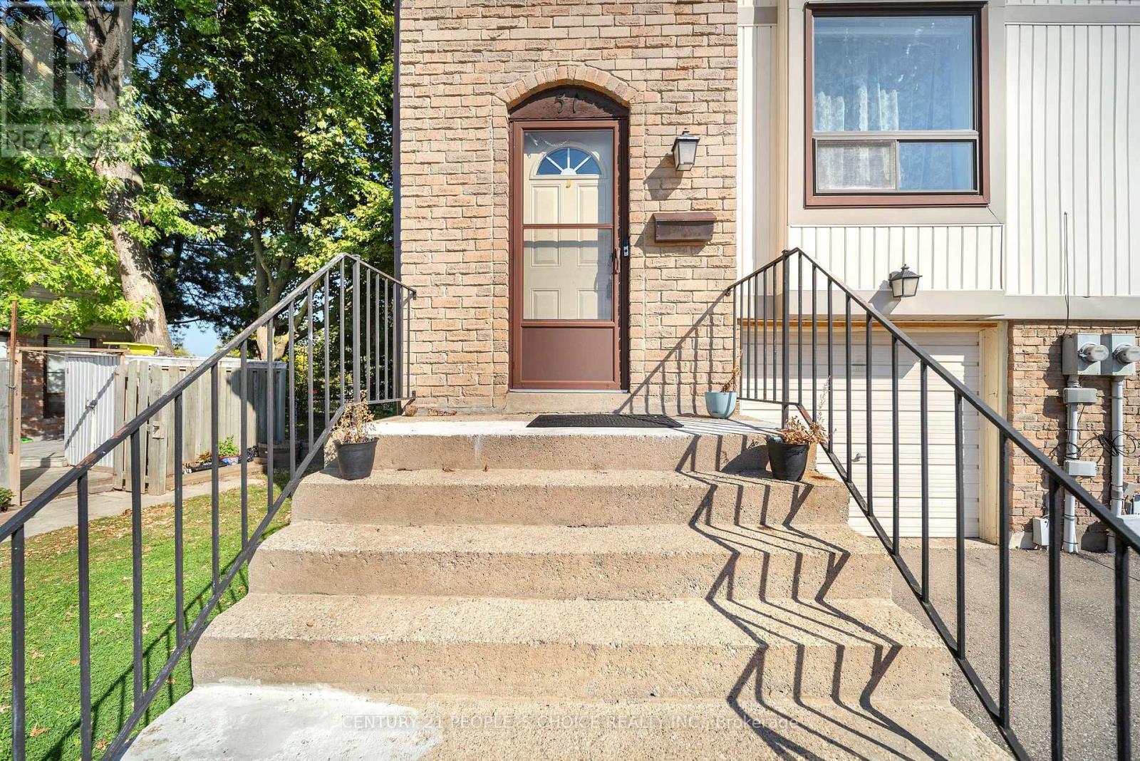 51 Mcmullen Crescent, Brampton, Ontario L6S 3M2 - Photo 5 - W12607594