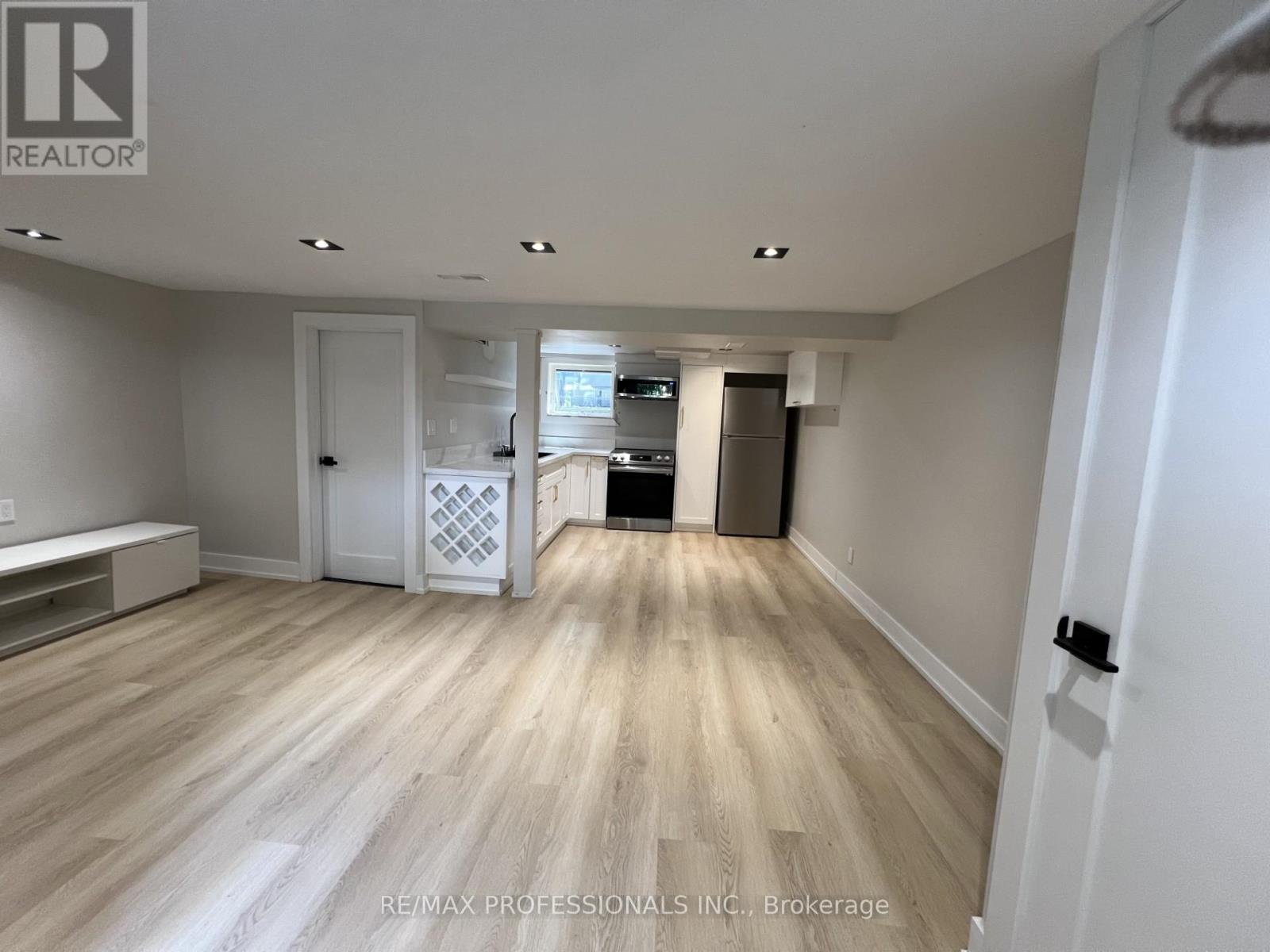 1026 Hedge Drive, Mississauga, Ontario  L4Y 1G2 - Photo 10 - W12607600