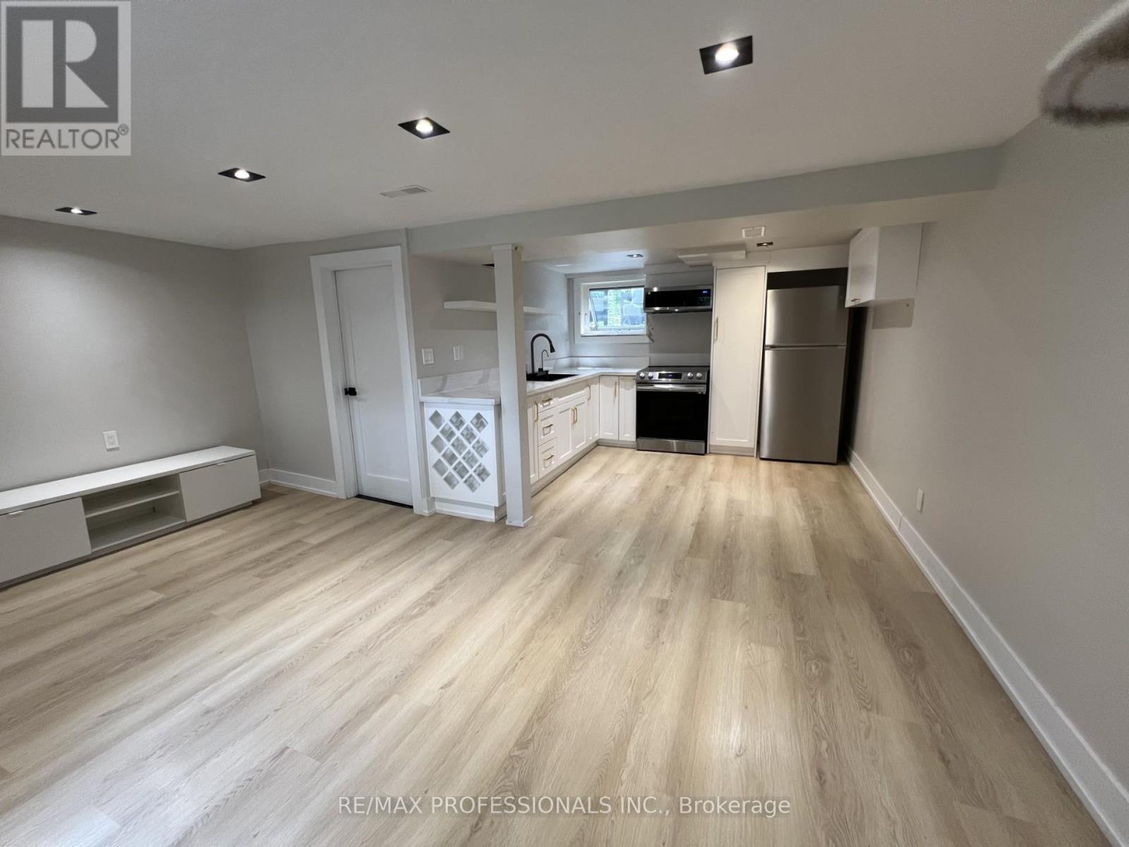 1026 Hedge Drive, Mississauga, Ontario  L4Y 1G2 - Photo 11 - W12607600