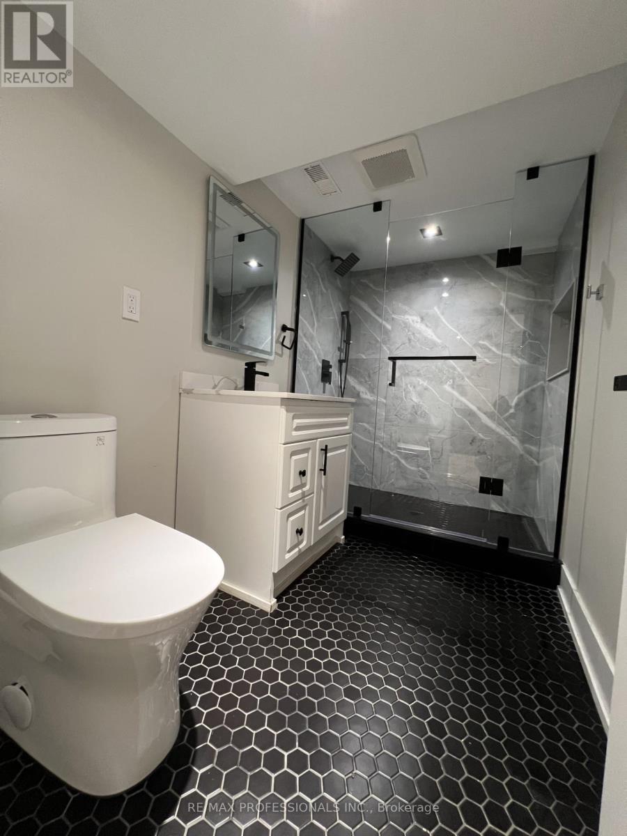 1026 Hedge Drive, Mississauga, Ontario  L4Y 1G2 - Photo 15 - W12607600