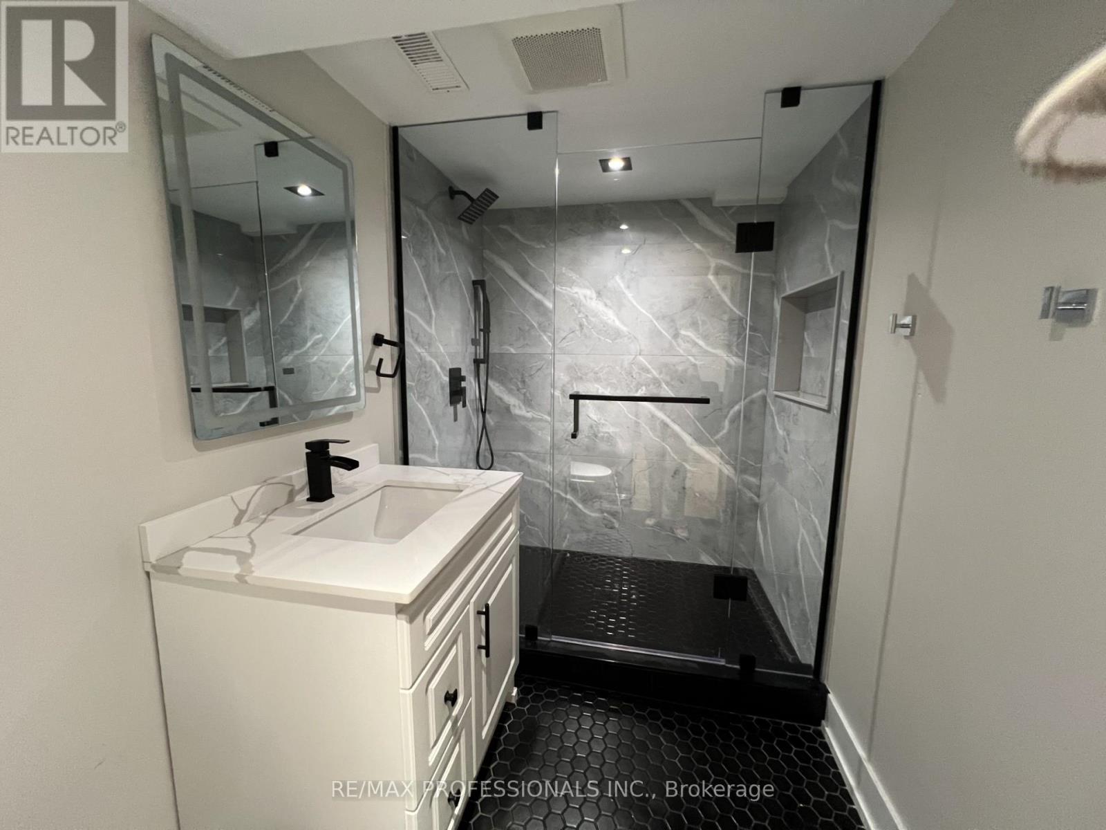 1026 Hedge Drive, Mississauga, Ontario  L4Y 1G2 - Photo 16 - W12607600