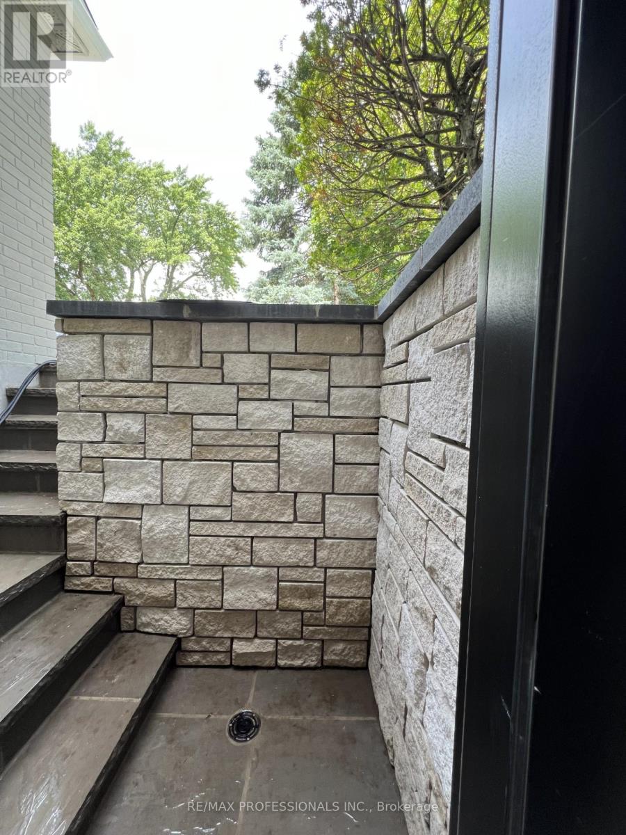 1026 Hedge Drive, Mississauga, Ontario  L4Y 1G2 - Photo 5 - W12607600