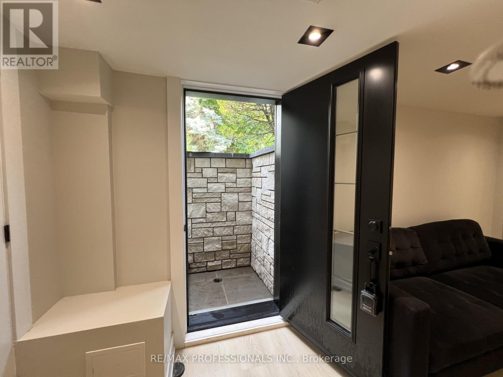 1026 Hedge Drive, Mississauga, Ontario  L4Y 1G2 - Photo 6 - W12607600