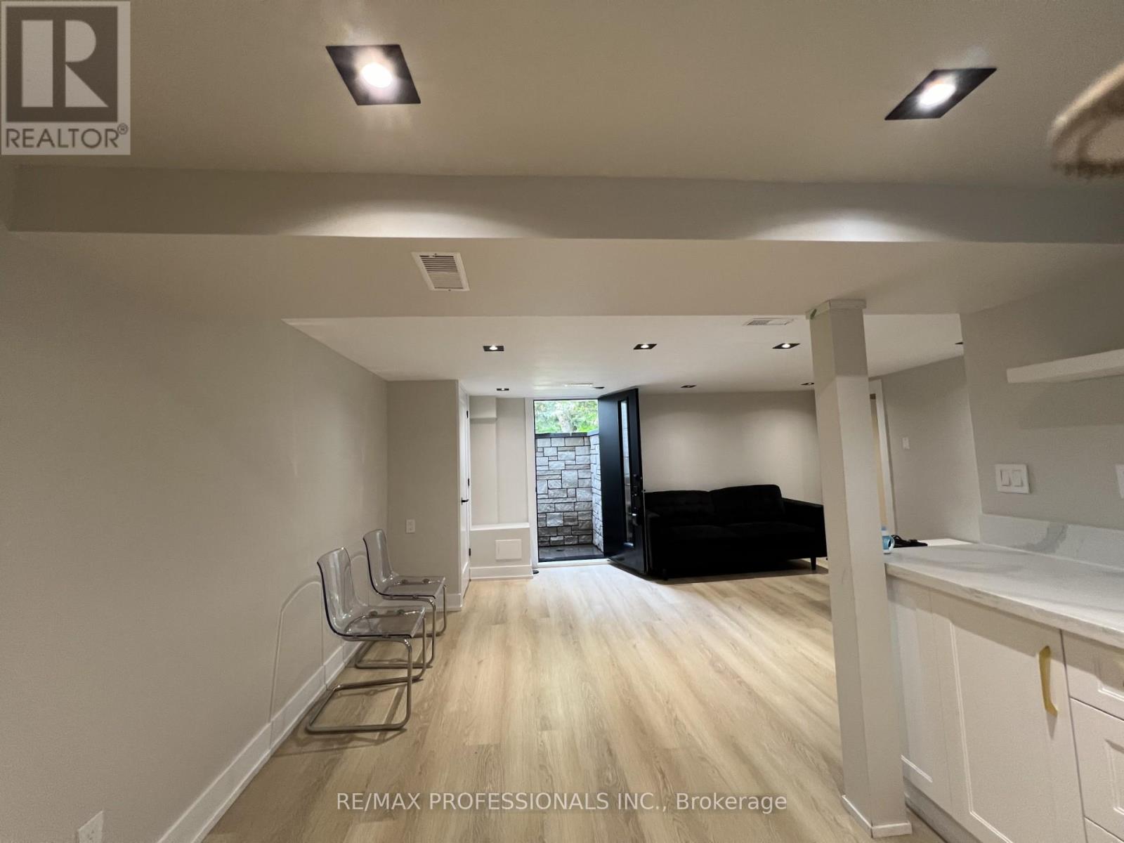 1026 Hedge Drive, Mississauga, Ontario  L4Y 1G2 - Photo 7 - W12607600