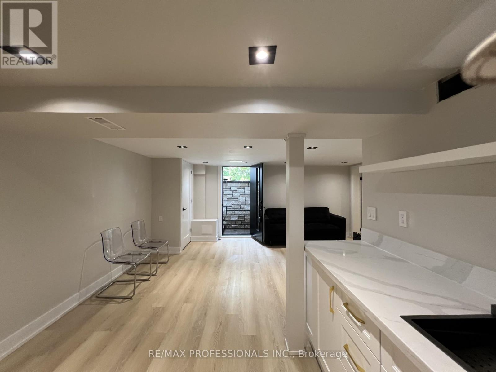 1026 Hedge Drive, Mississauga, Ontario  L4Y 1G2 - Photo 8 - W12607600