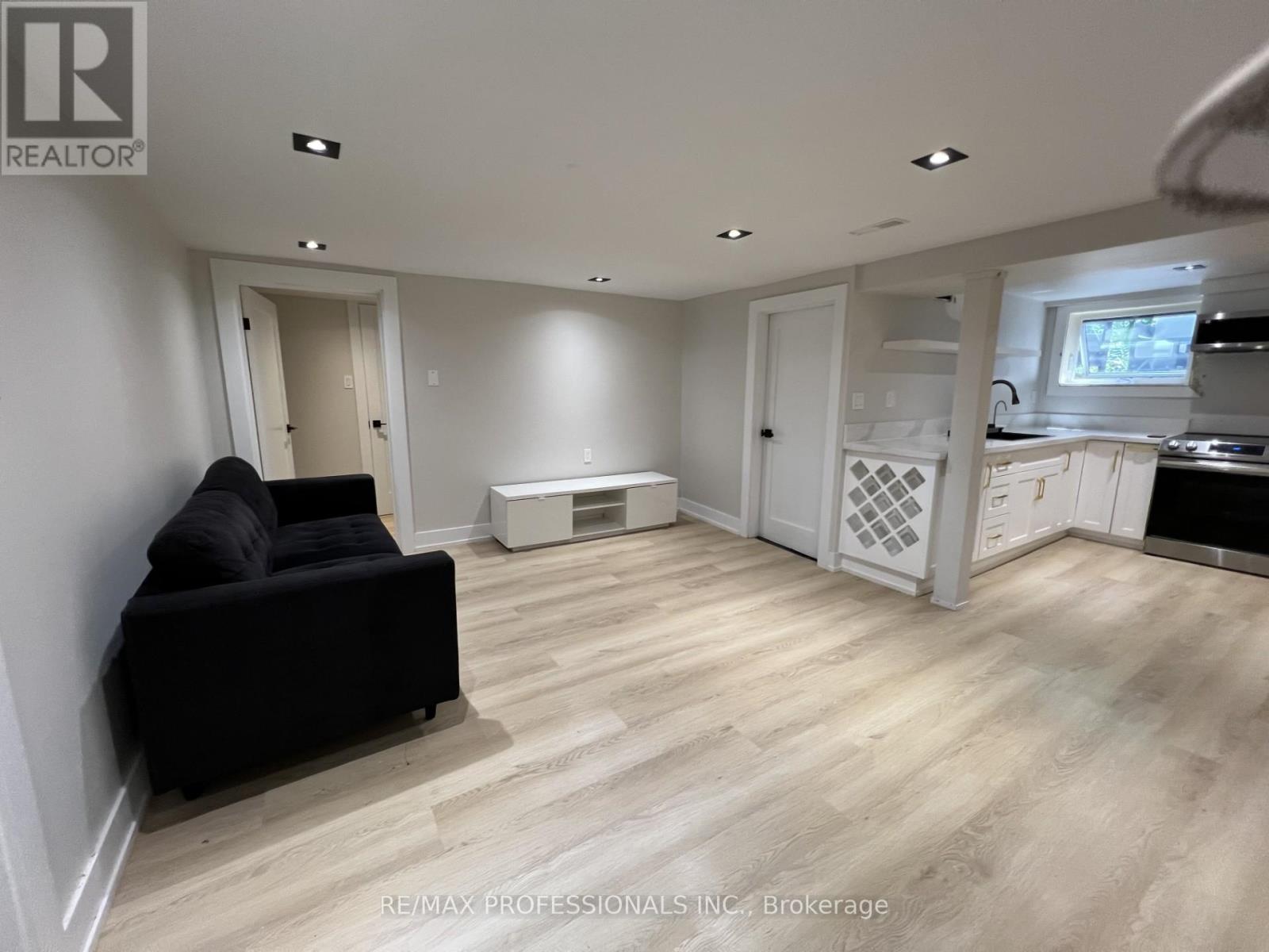 1026 Hedge Drive, Mississauga, Ontario  L4Y 1G2 - Photo 9 - W12607600