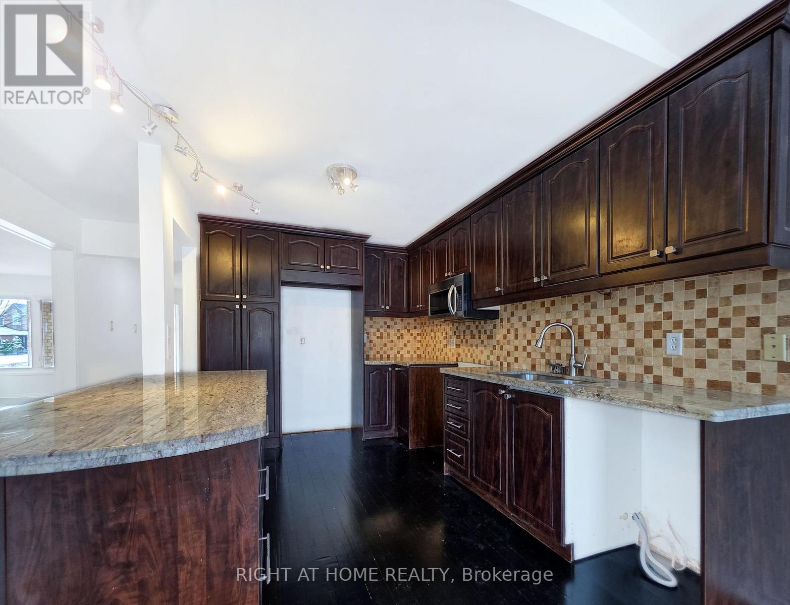 6 Buffridge Trail, Brampton, Ontario  L7A 1H2 - Photo 4 - W12607622