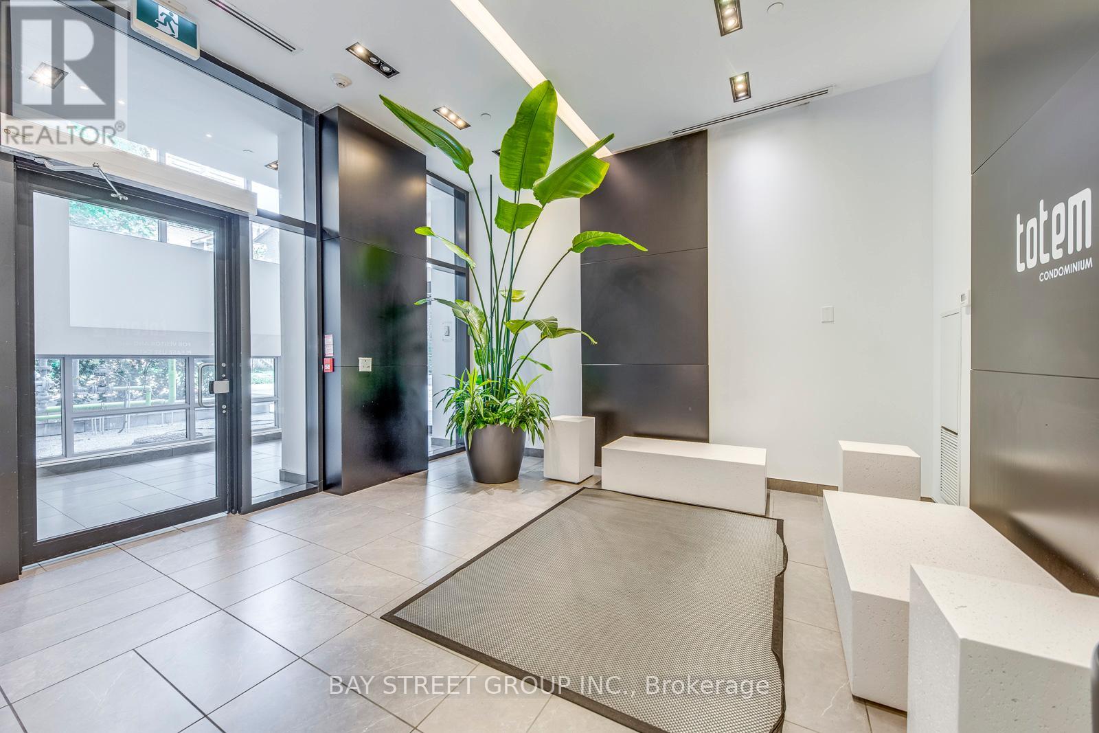 1601 - 17 Dundonald Street, Toronto, Ontario M4Y 1K3 - Photo 4 - C12607706