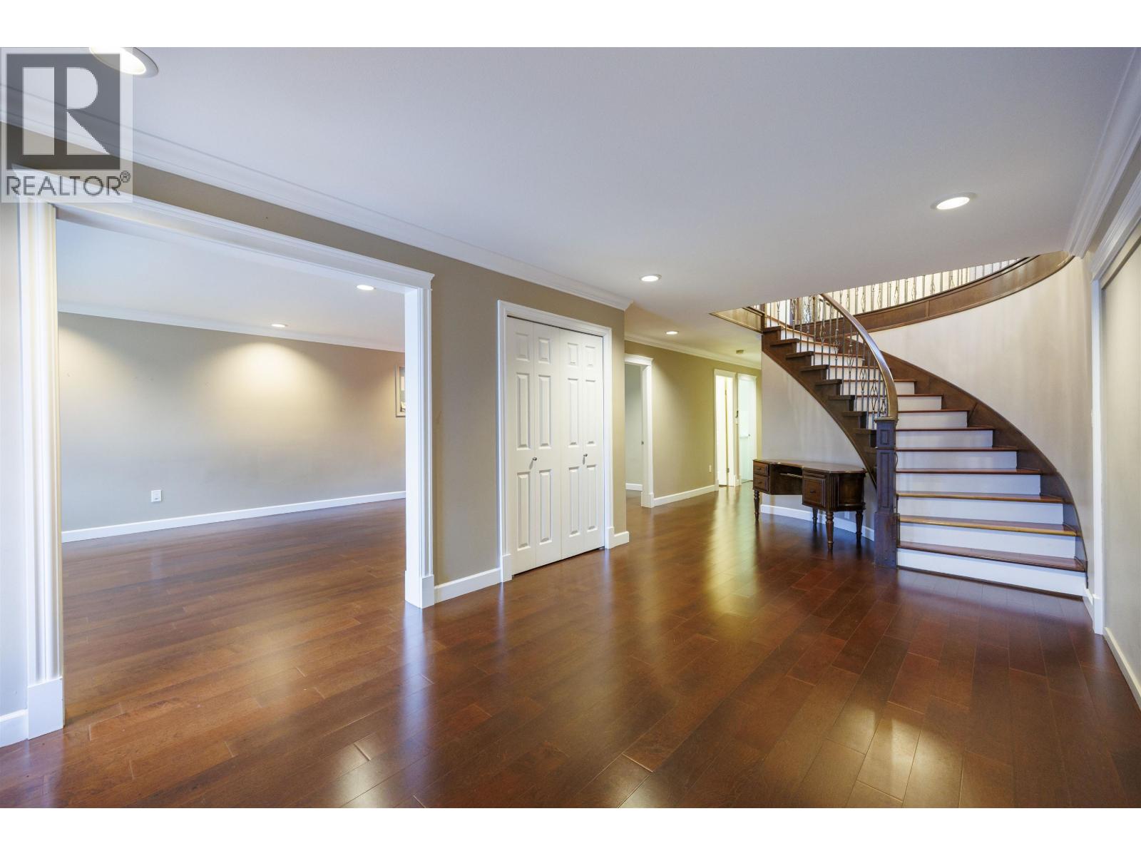 6970 Willingdon Avenue, Burnaby, British Columbia  V5J 3R2 - Photo 3 - R3062362