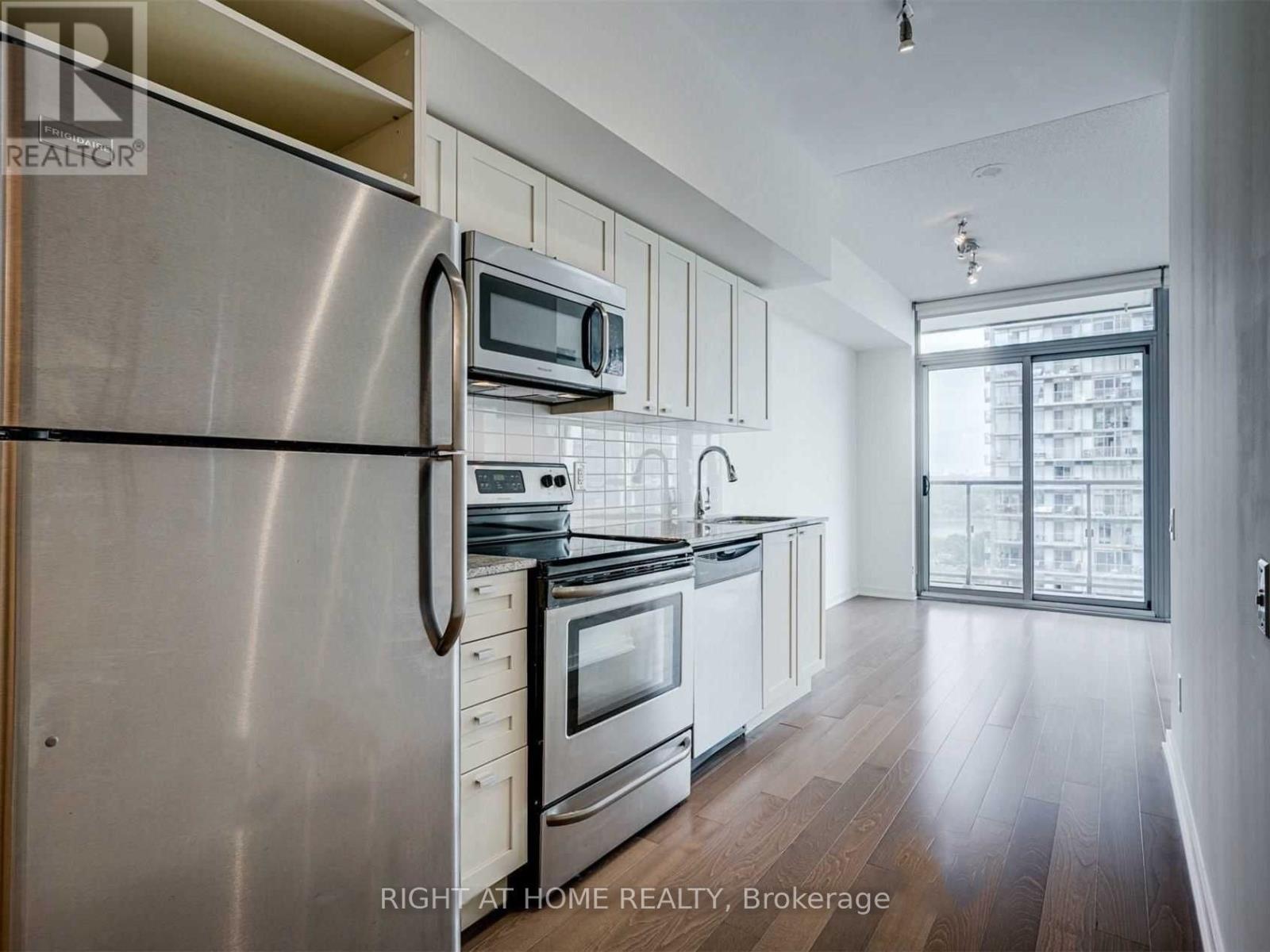 1613 - 105 The Queensway Avenue, Toronto, Ontario  M6S 5B5 - Photo 4 - W12607758