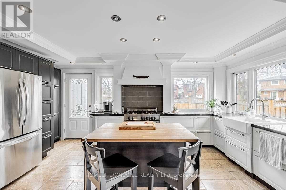 73 Dumfries Avenue, Brampton, Ontario  L6Z 2X9 - Photo 6 - W12531216