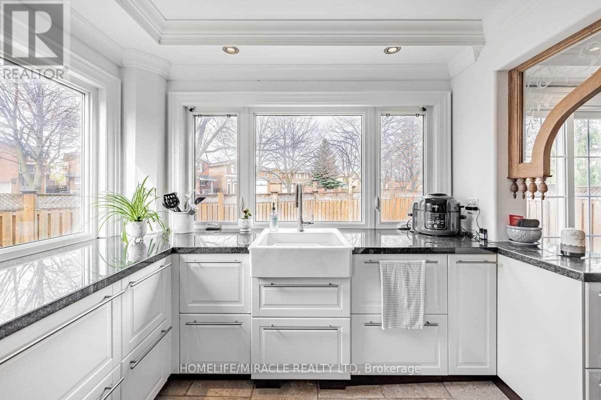 73 Dumfries Avenue, Brampton, Ontario  L6Z 2X9 - Photo 7 - W12531216