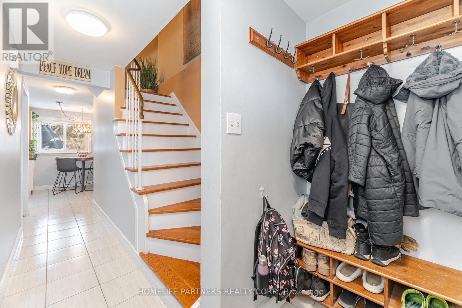 7695 Priory Crescent, Mississauga, Ontario L4T 3H6 - Photo 5 - W12605762