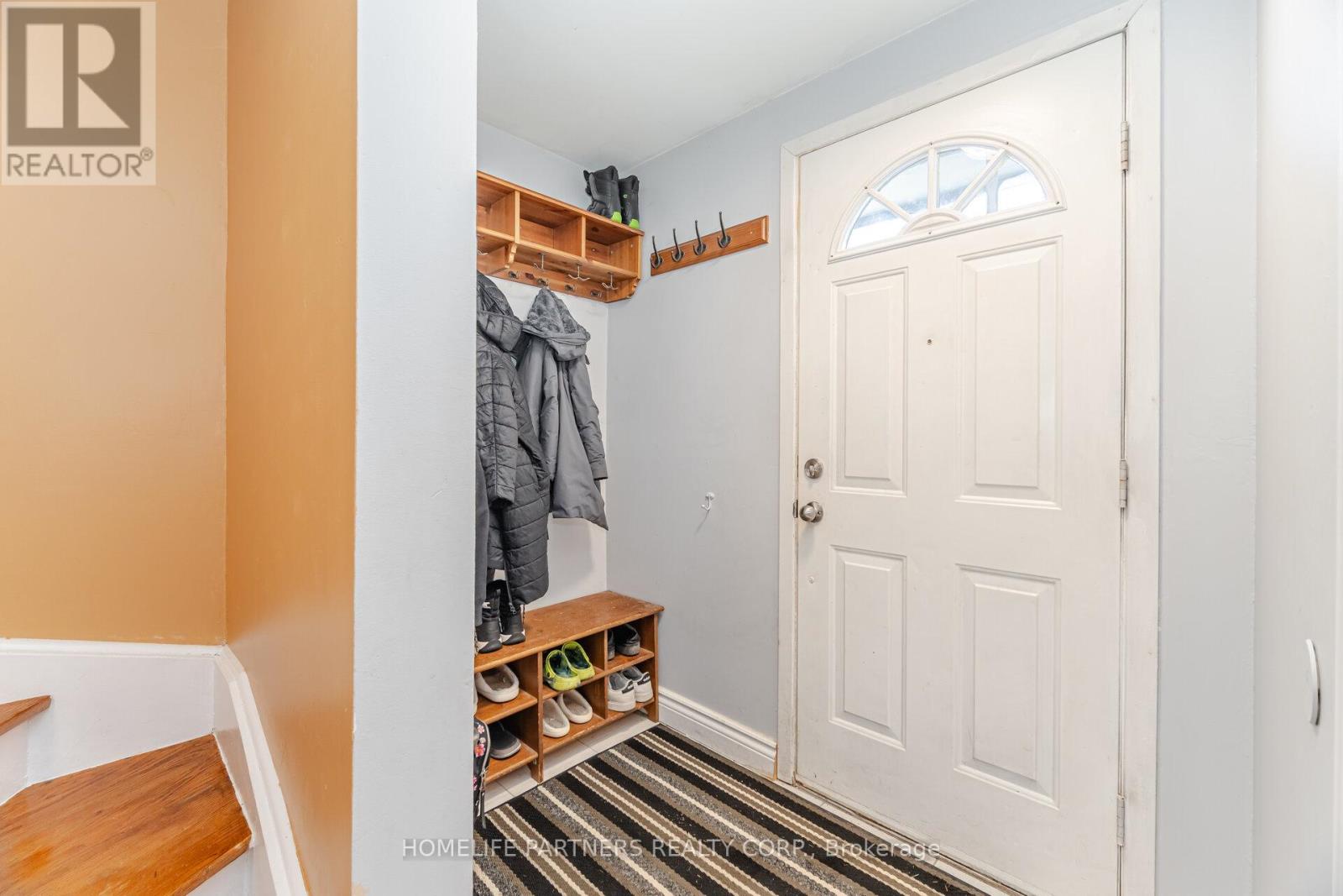 7695 Priory Crescent, Mississauga, Ontario L4T 3H6 - Photo 4 - W12605762