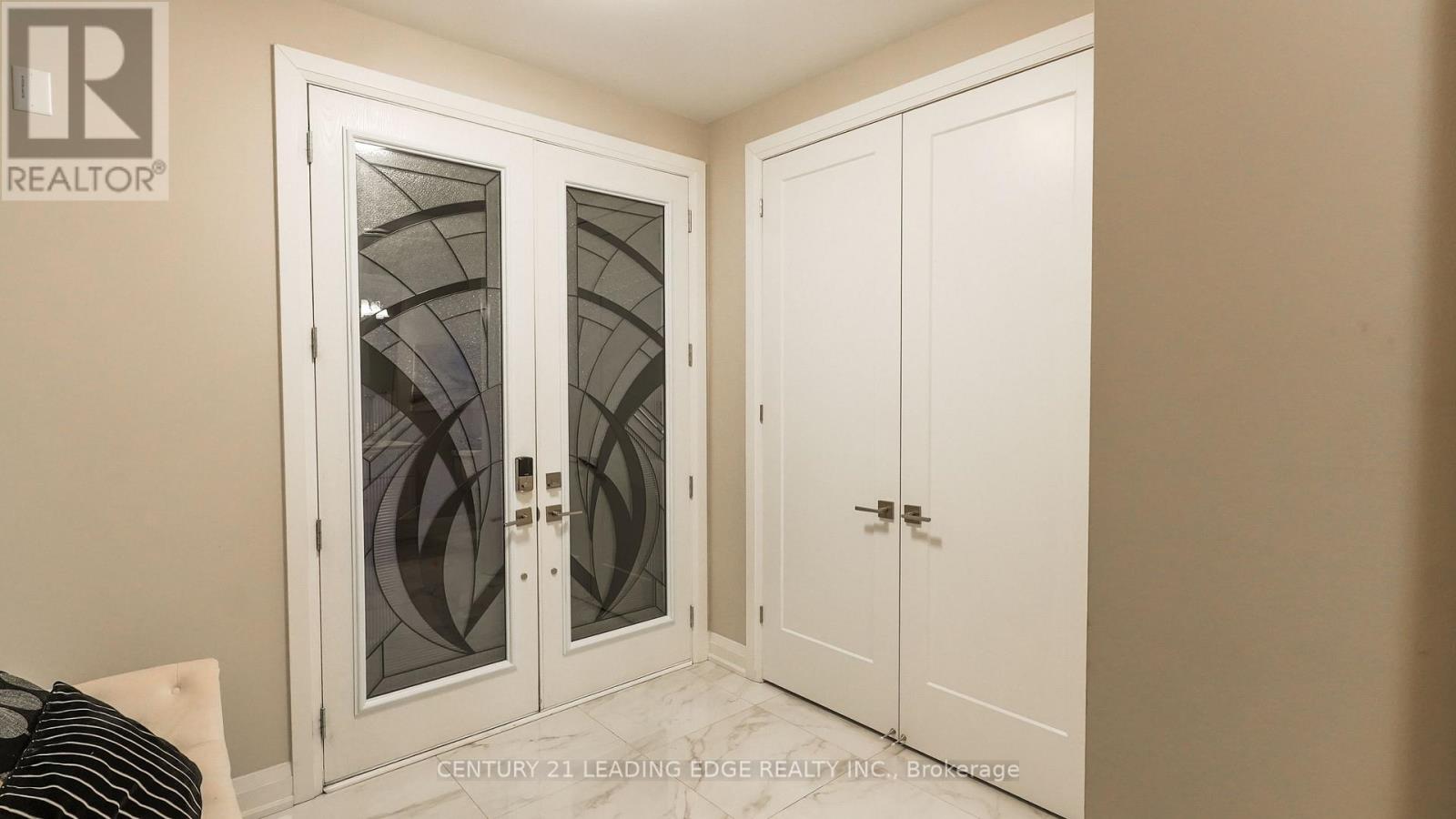 34 Huggins Drive, Whitby, Ontario  L1P 0N4 - Photo 4 - E12607816