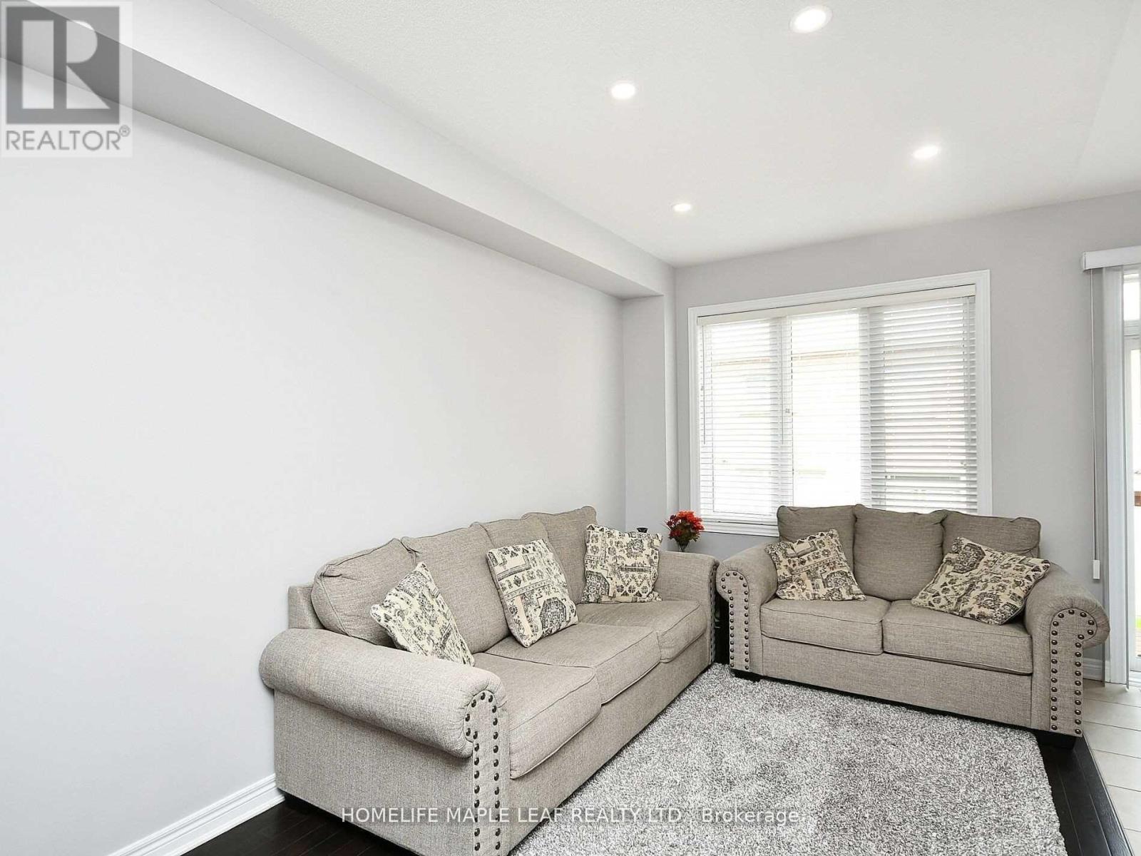 76 Rockman Crescent, Brampton, Ontario L7A 3Z9 - Photo 5 - W12607822