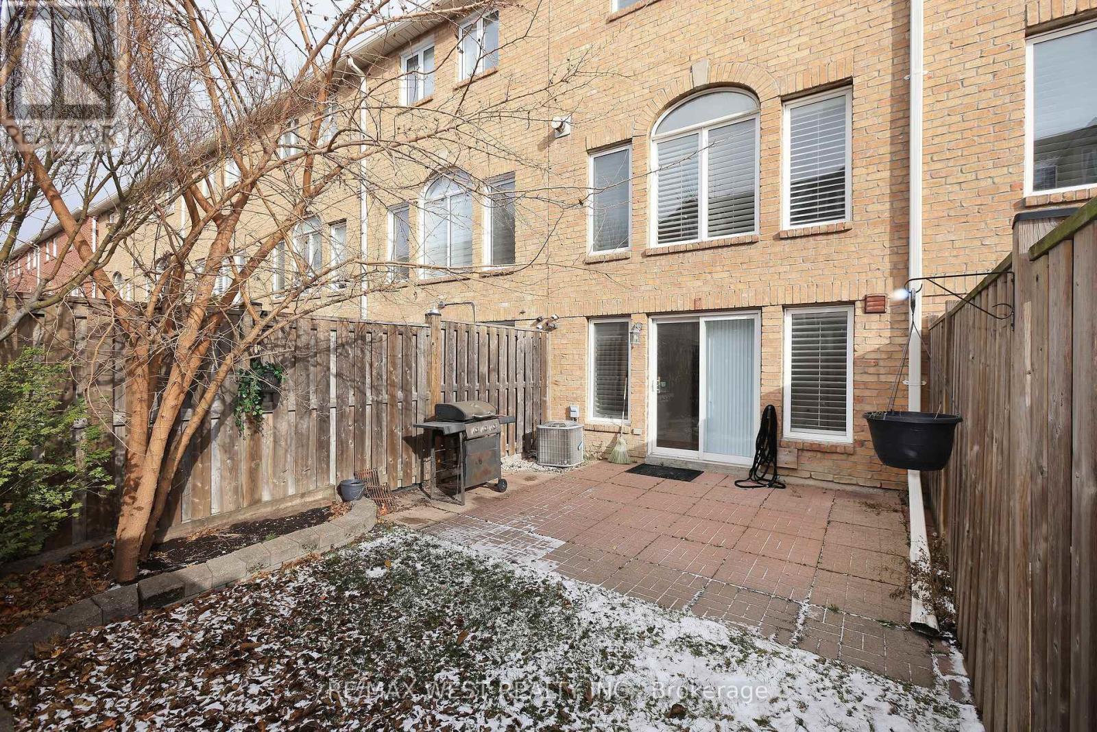 8 James Stock Path, Toronto, Ontario M8Z 6C6 - Photo 17 - W12607828