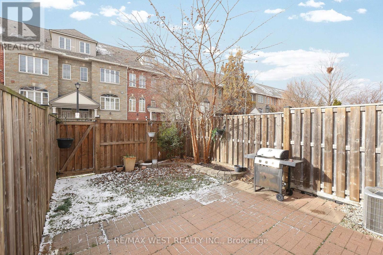 8 James Stock Path, Toronto, Ontario M8Z 6C6 - Photo 18 - W12607828