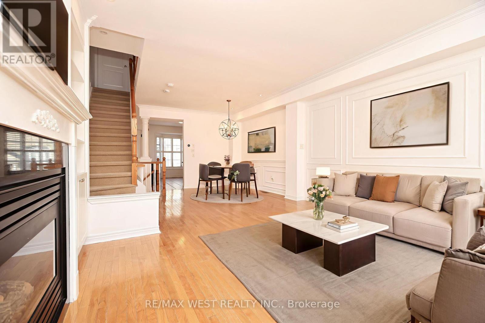 8 James Stock Path, Toronto, Ontario M8Z 6C6 - Photo 4 - W12607828