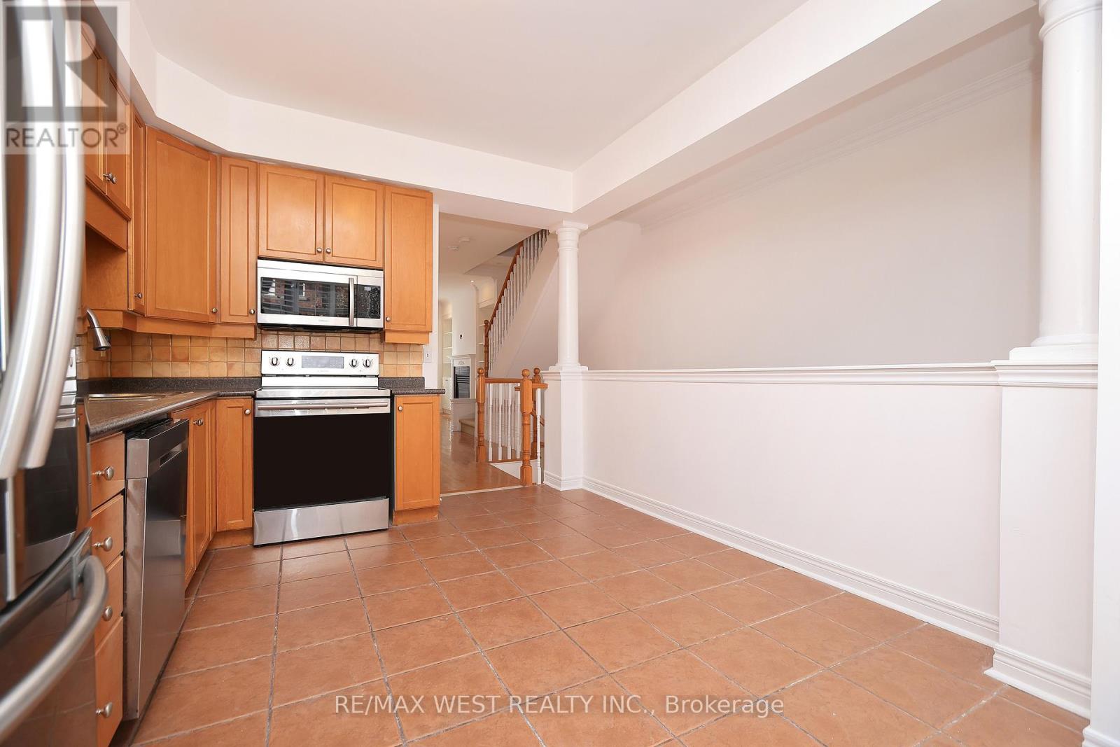 8 James Stock Path, Toronto, Ontario M8Z 6C6 - Photo 6 - W12607828