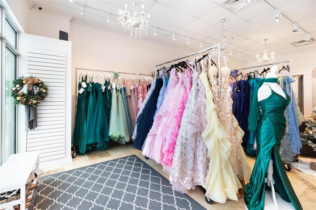 G&h 197 Main Street, Steinbach, Manitoba  R5G 1Y5 - Photo 2 - 202529514