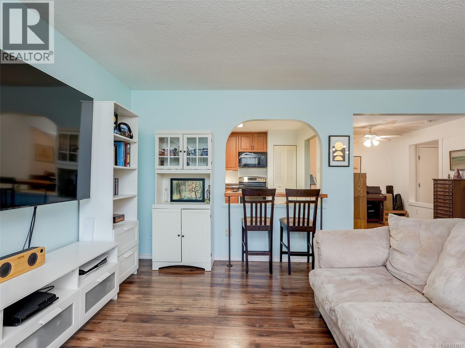 302 1005 Mckenzie Ave, Saanich, British Columbia  V8X 4A9 - Photo 3 - 1021551