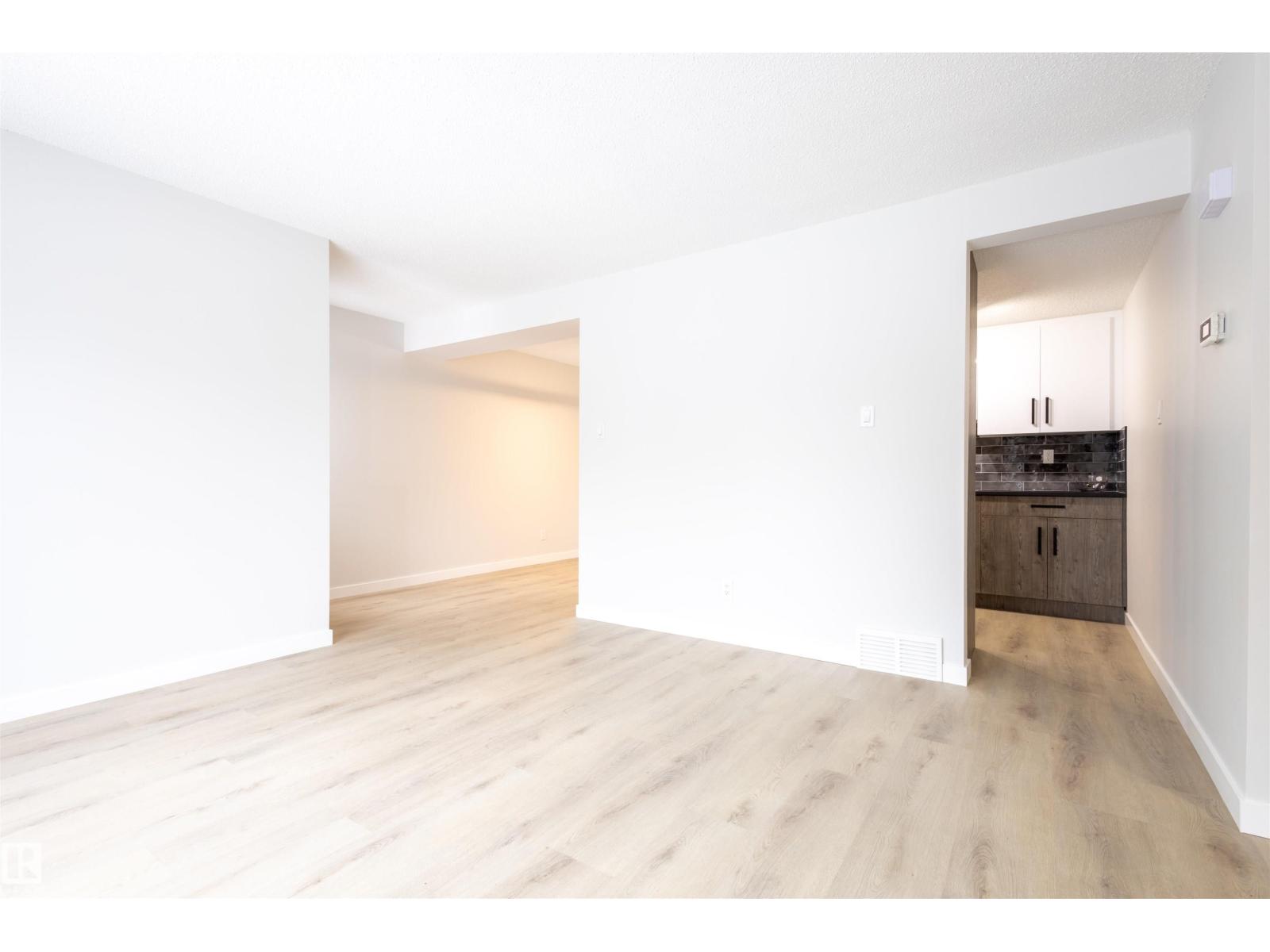 30 Amberly Co Nw, Edmonton, Alberta  T5A 2H9 - Photo 5 - E4467637