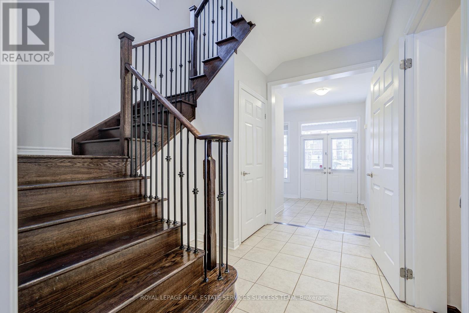 81 Kaitting Trail, Oakville, Ontario L6M 0T6 - Photo 8 - W12603312