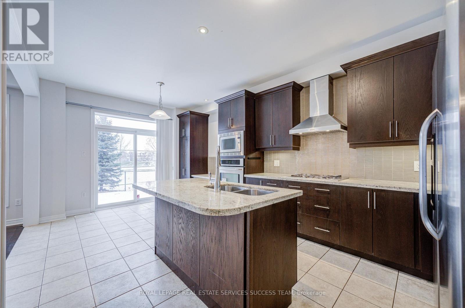 81 Kaitting Trail, Oakville, Ontario L6M 0T6 - Photo 4 - W12603312