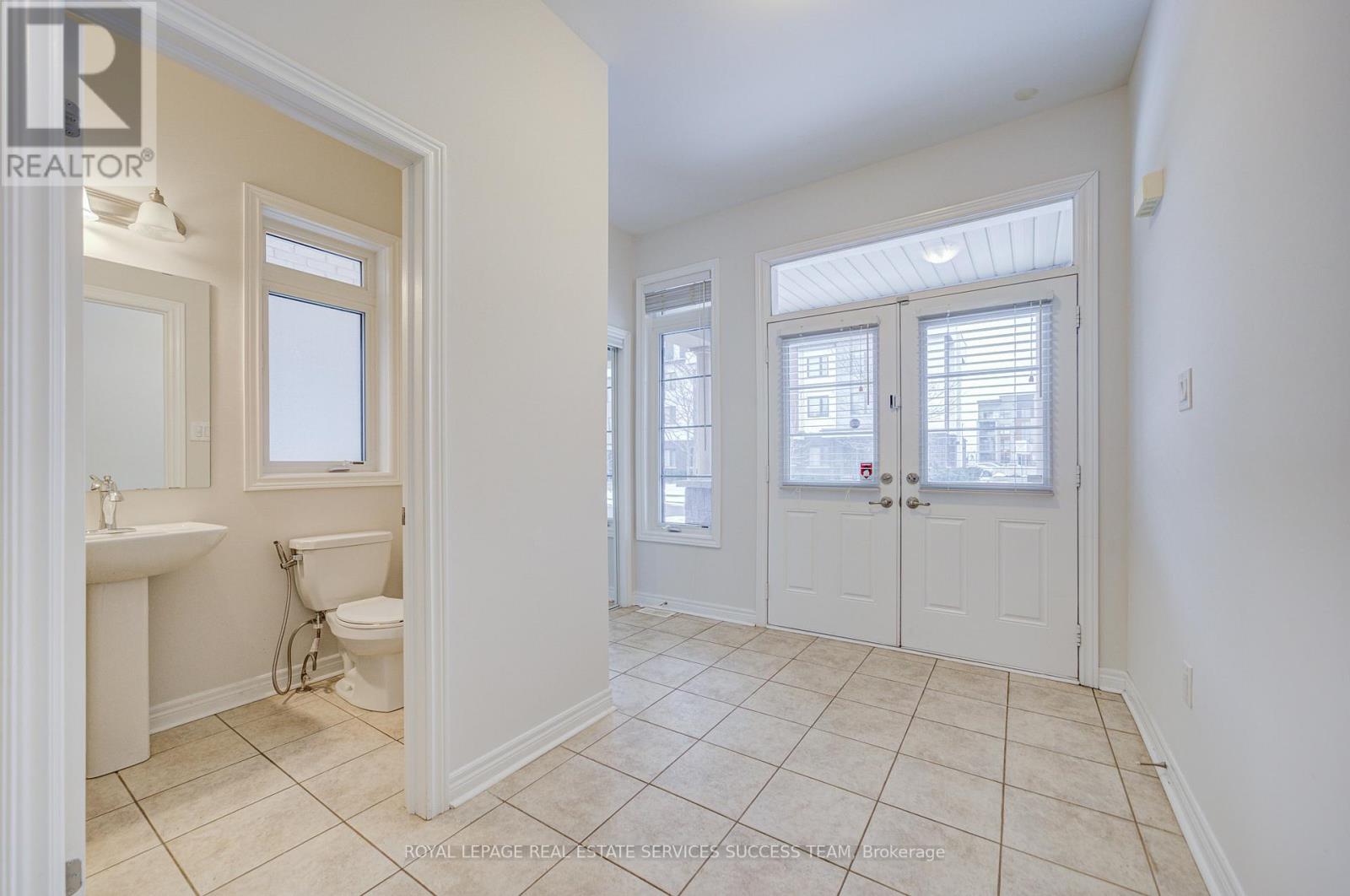 81 Kaitting Trail, Oakville, Ontario L6M 0T6 - Photo 3 - W12603312