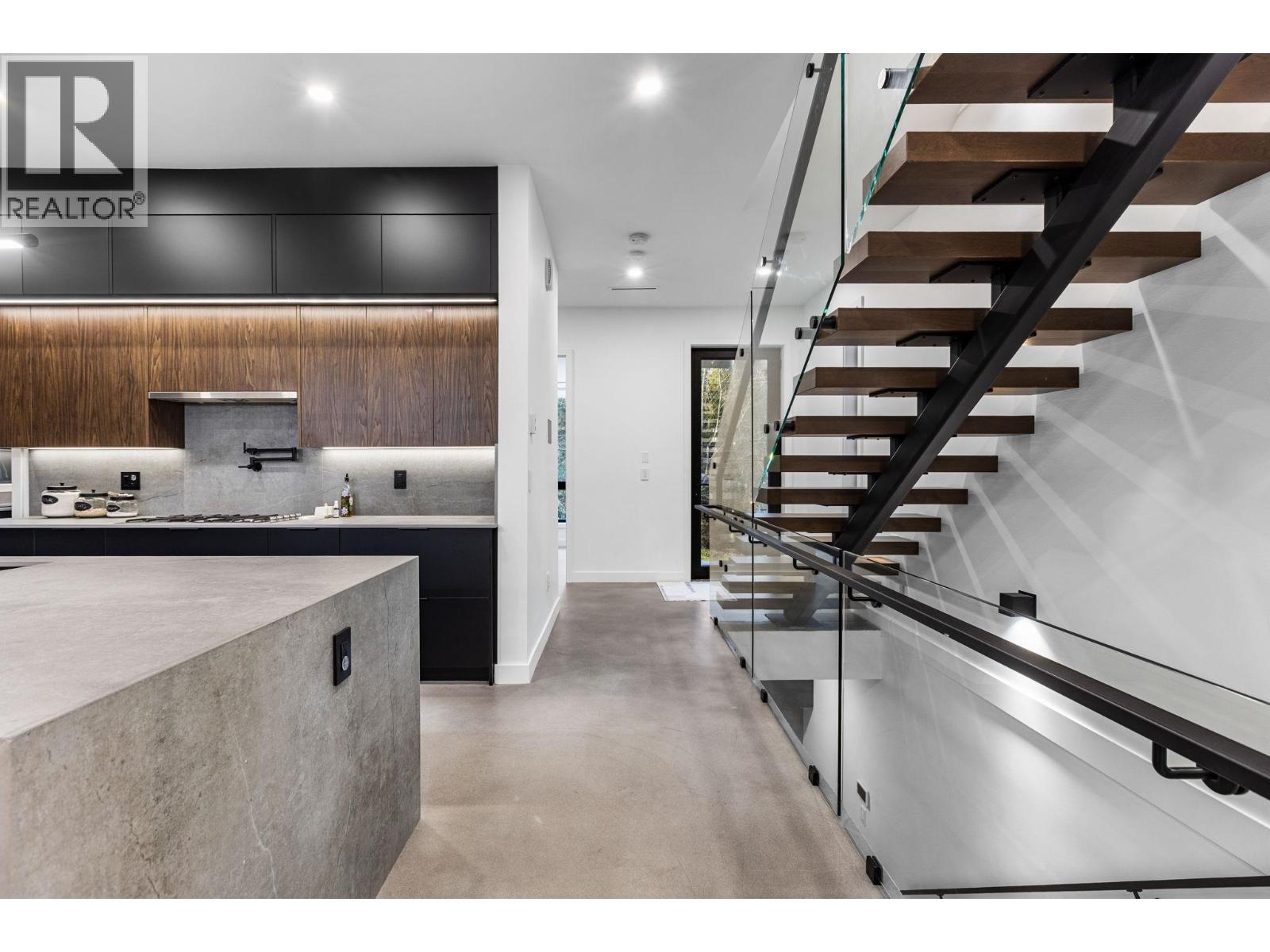 990 Seaforth Way, Port Moody, British Columbia  V3H 1P3 - Photo 3 - R3072617