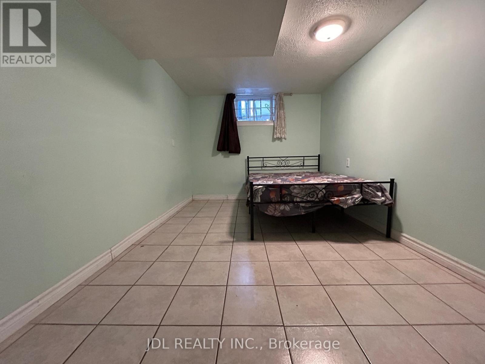 <div class="slider-price">$1,598 Monthly</div><p>Basement - 62 Newlands Ave Avenue, Toronto, Ontario</p>