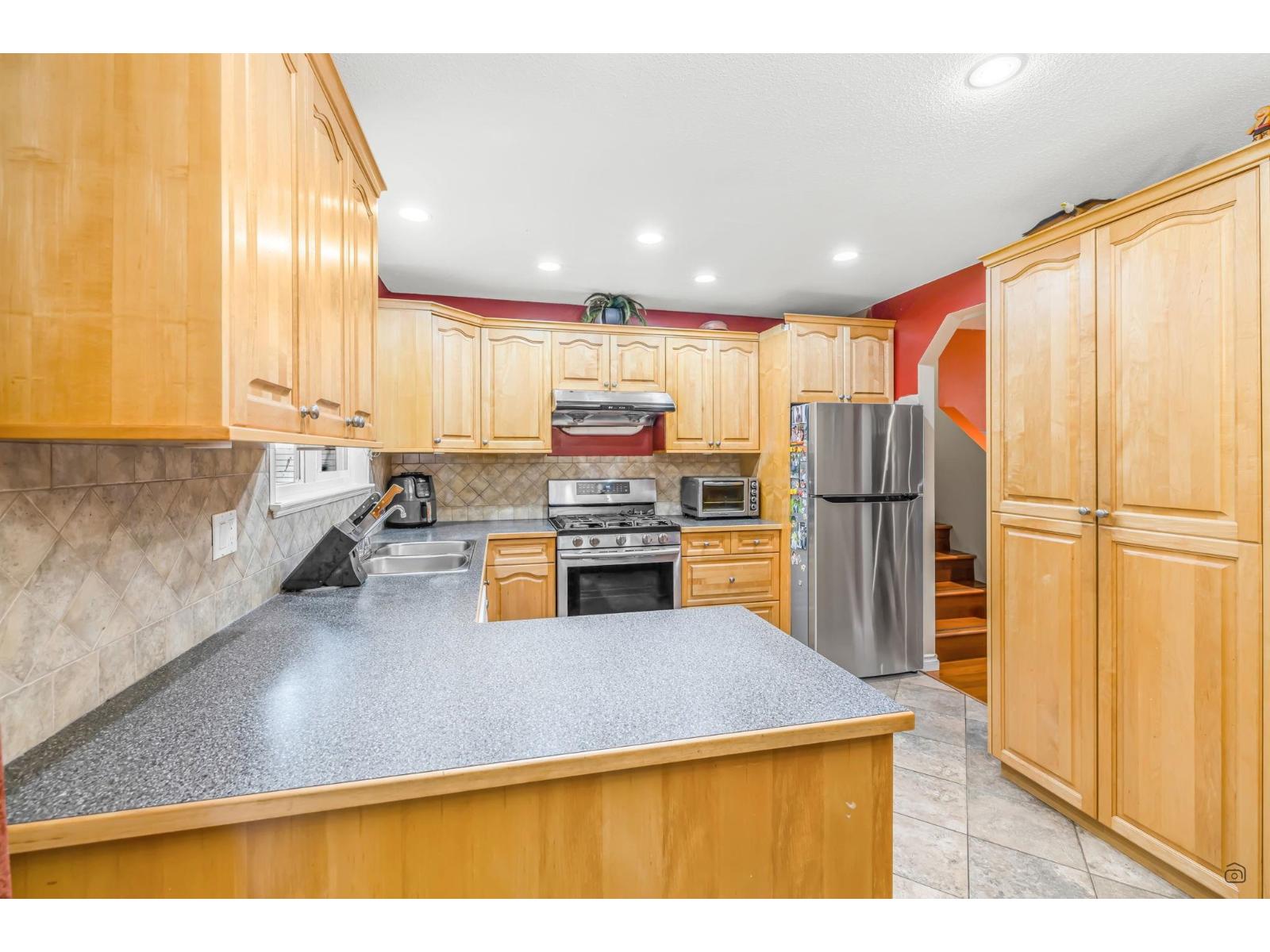 13277 64a Avenue, Surrey, British Columbia  V3W 7H9 - Photo 2 - R3052155