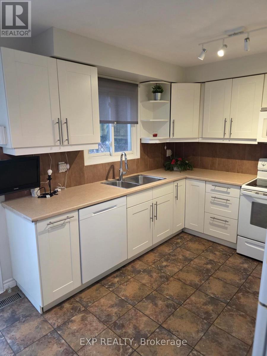 1296 Valerie Crescent W, Oakville, Ontario  L6J 7E5 - Photo 4 - W12607964