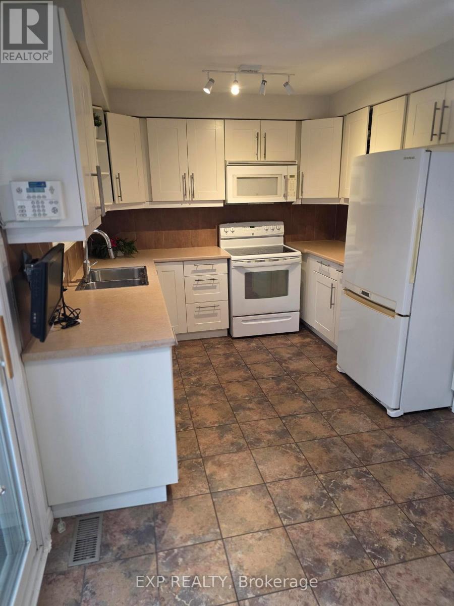 1296 Valerie Crescent W, Oakville, Ontario  L6J 7E5 - Photo 5 - W12607964