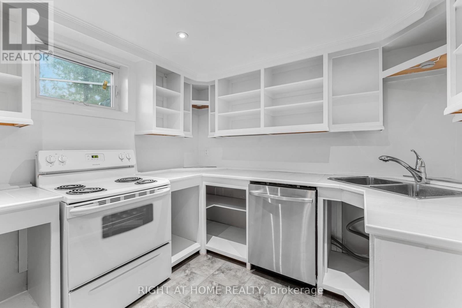 Lower - 6874 Waters Avenue, Niagara Falls, Ontario  L2G 5X3 - Photo 9 - X12458390