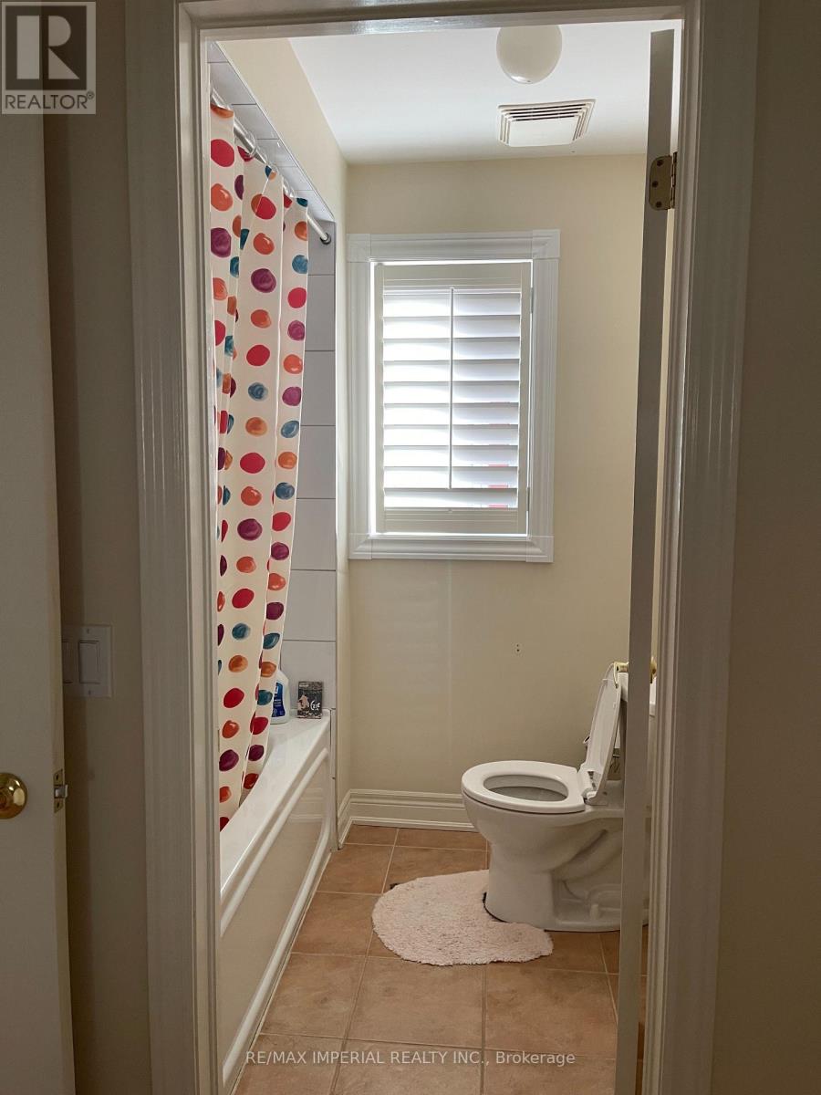 2nd Floor Bedroom - 21 Ormsby Court, Richmond Hill, Ontario  L4B 4P8 - Photo 4 - N12608026